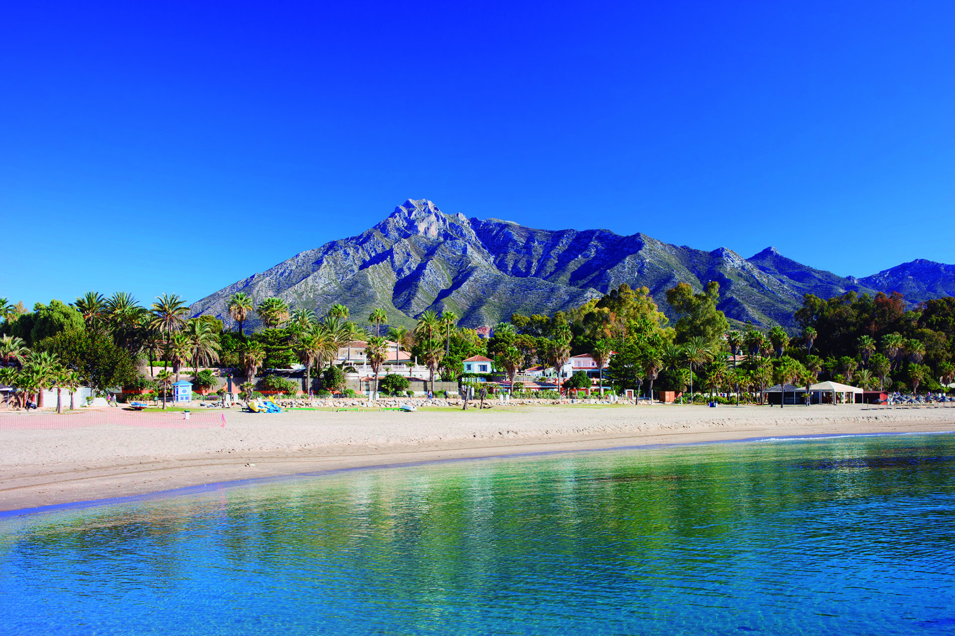 Vista a la montaña y al mar de Marbella España