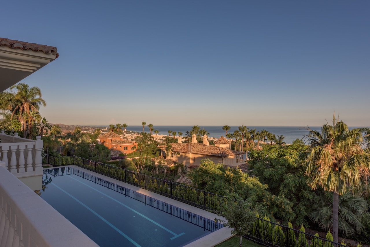 Piscina y vistas al mar desde una villa en Sierra Blanca